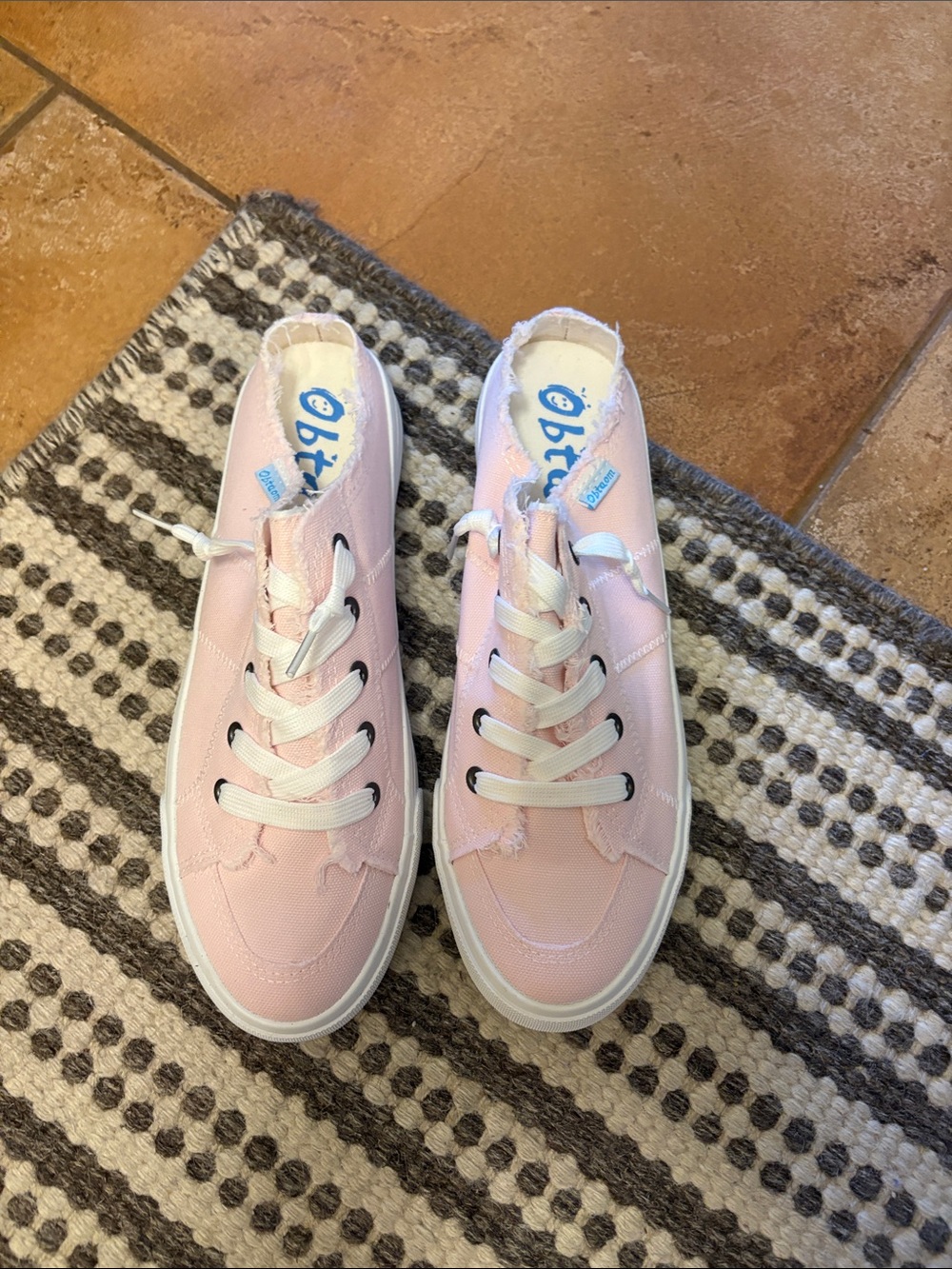 Obtaom women’s slip on sneaks size 10 brand new